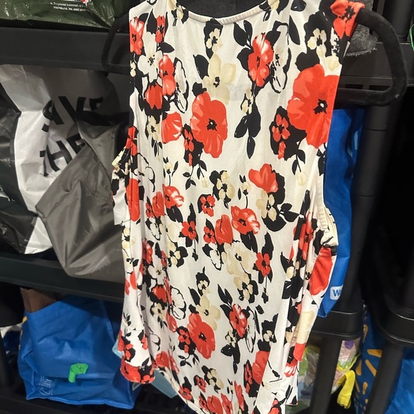Denver Hayes Floral Sleeveless Blouse - Red, Black, and White - Picture 4 of 4